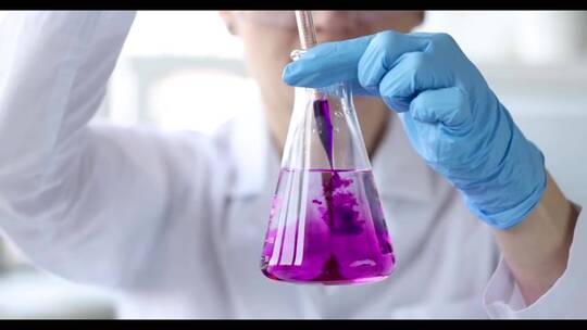 科学家将粉红色液体滴入化学烧瓶4k电影