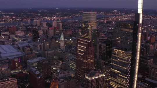 城市中的摩天大楼和建筑物在夜间空中