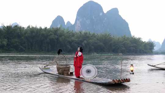 桂林山水漓江竹筏上的古风汉服美女