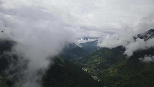 穿越山顶云层3段视频