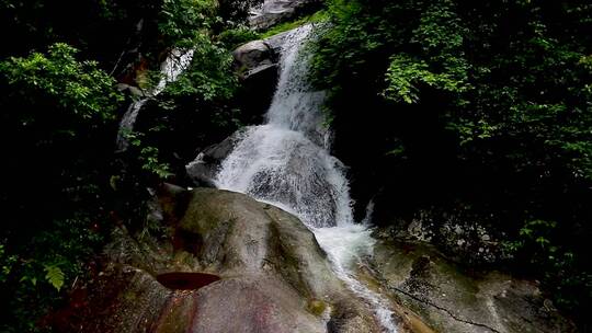 深山里面的小溪瀑布河流