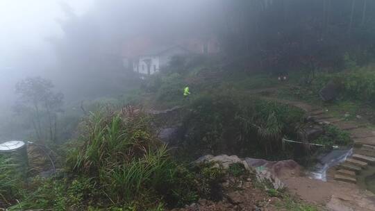 下雨天野外跑步