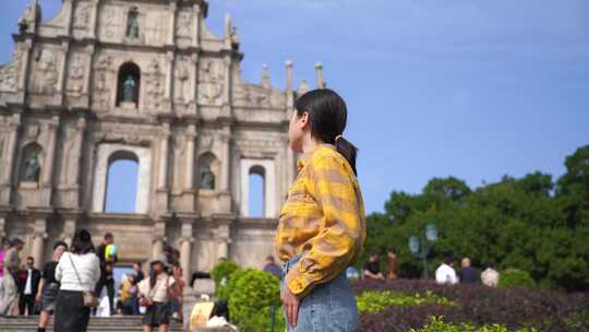 美女站在大三巴牌坊前拍照看风景欣赏古建筑视频素材模板下载
