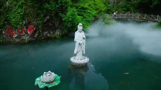 雾气缭绕的观音像山水间湖面仙气飘飘