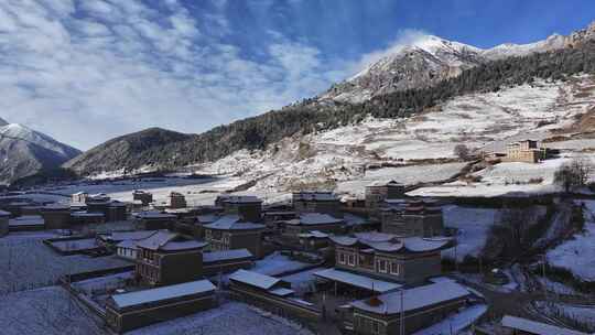 川西航拍雪后的上城子村雪景田园风光