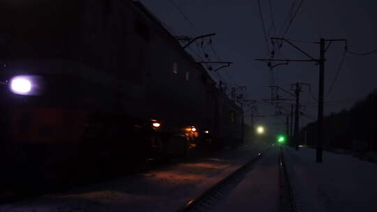 下雪天火车头进站