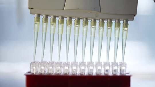 生物化学实验室移液器做实验