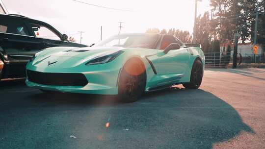 肌肉车旁边的雪佛兰Corvette C8