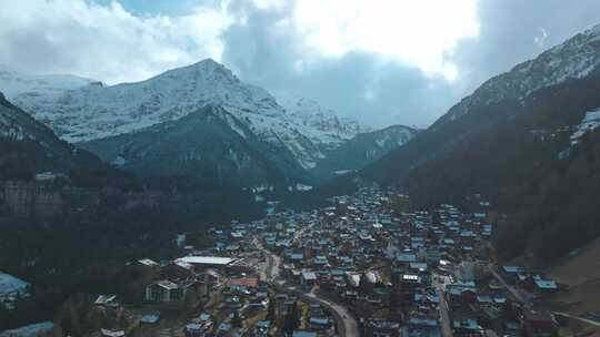 航拍瑞士雪山小镇