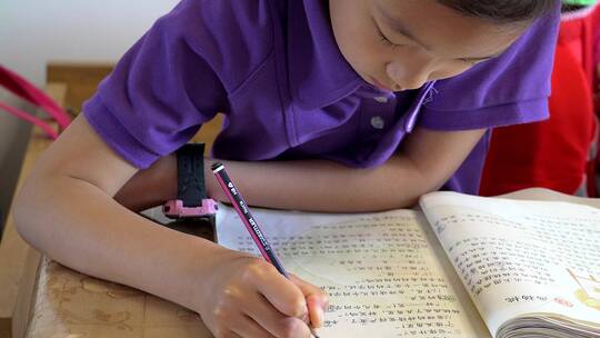 疫情停学在家上网课的中国女孩视频素材模板下载