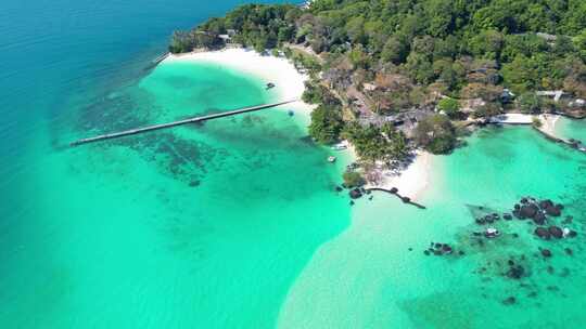 航拍大海海岛沙滩海边度假村蓝天白云玛岛