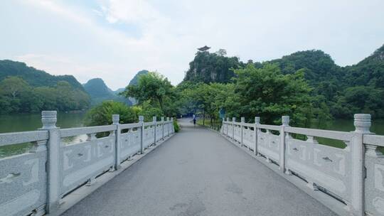 广西柳州山水龙潭公园风景过桥走在桥上