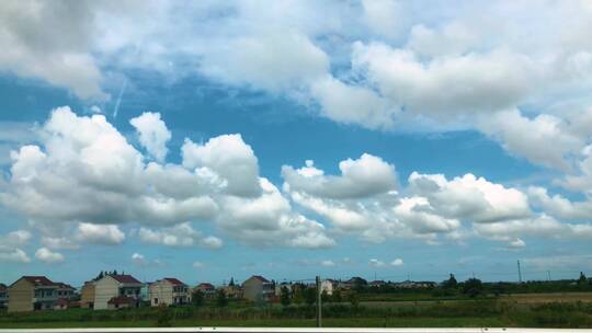 在车内拍摄村庄，蓝天白云，车内视角
