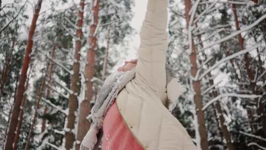 特写在森林中行走的女人