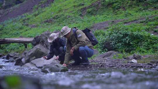 青年男女在青山绿水间徒步旅行