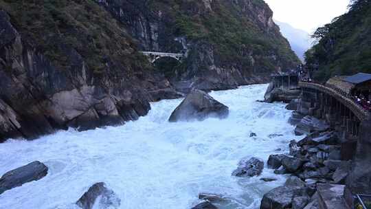 湍急河流穿过高山峡谷景象