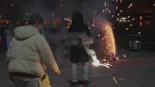 春节元宵节孩子们放烟花温暖的生活气息