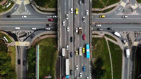 城市与公共汽车、汽车、卡车交叉口的俯视图。白天的交通，