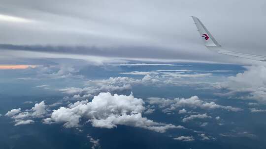 国际航班飞机起飞降落高空旅行国际航班实拍