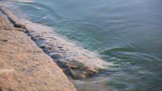 湖水拍打 水拍打岸边 流水冲刷 水面视频4