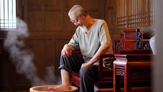 老人泡脚养生