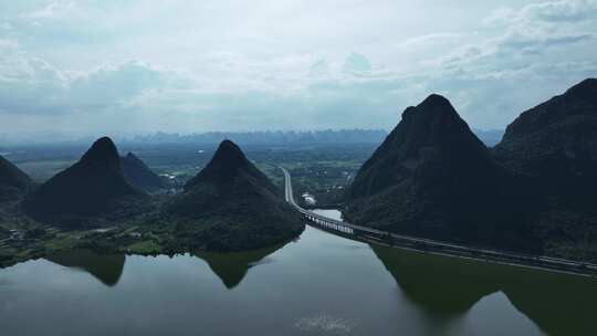 阳光下桂林穿越大山湖面上的高速公路大桥