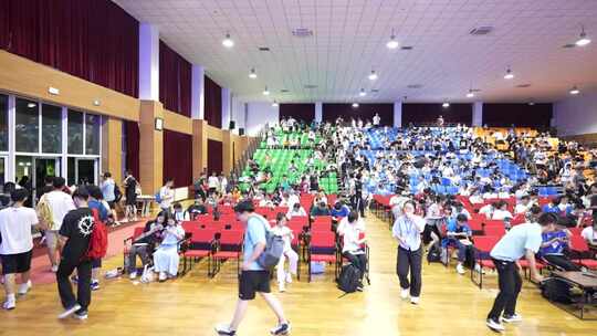 室内大会场中许多学生正在活动