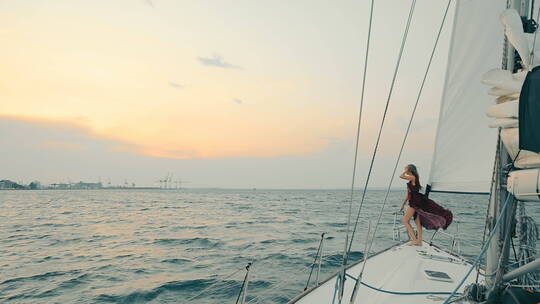 女孩乘游艇快乐的旅行视频素材模板下载
