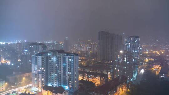 城市夜里的暴风雨