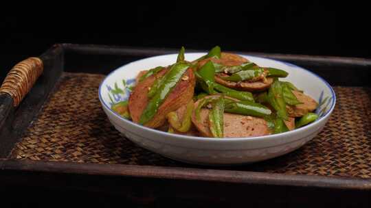 餐饮美食青椒炒肉卷4k实拍