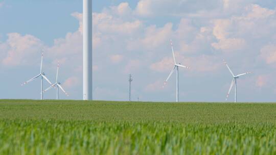 农田里的风力发电机视频素材模板下载