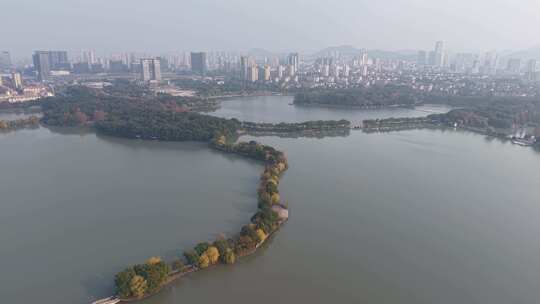 水上狭长地带绿树成荫的自然风光