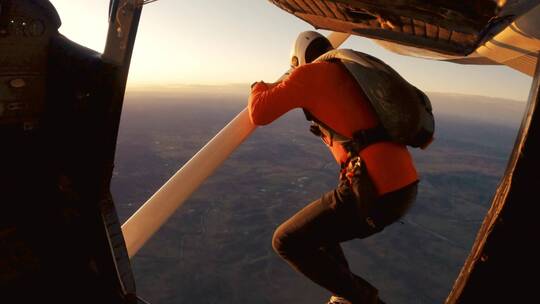 跳伞运动员悬挂在飞机上