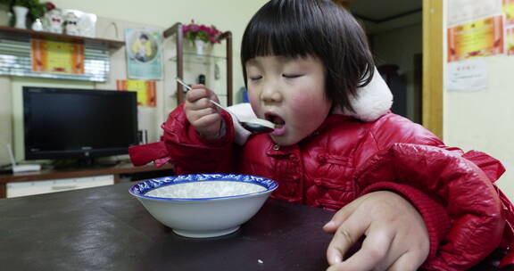 小孩在吃新年春节吃元宵汤圆