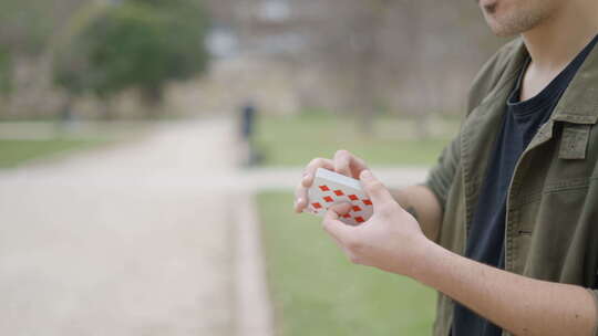 魔术师用纸牌洗牌的镜头视频素材模板下载