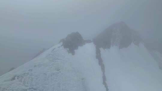 航拍四川甘孜贡嘎山卫峰乌库楚雪山风光