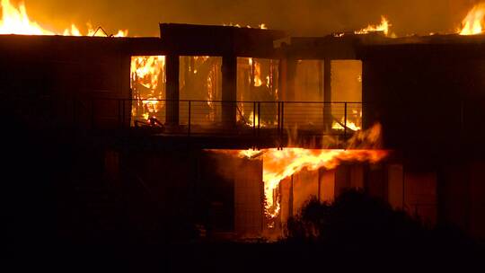 大火中燃烧房子的特写镜头视频素材模板下载