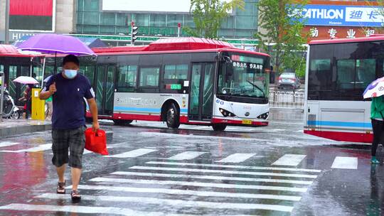 4K雨中城市 雨中公交 雨中过马路人群