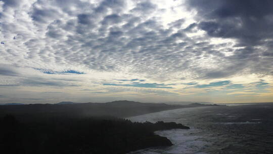 海岸上的云层景观