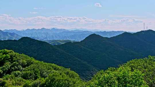 夏季蓝天白云绿色大山山顶全景风光