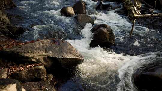 魁北克圣科姆溜槽公牛公园山间徒步旅行中巨石上的强劲流动河流
