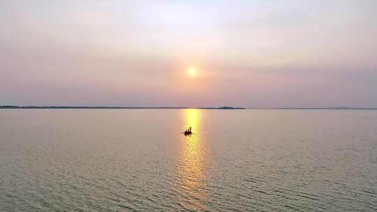 航拍暖色夕阳湖面 小船