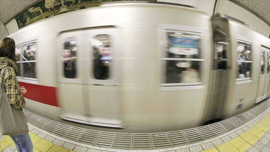 日本大阪的乘客进出地铁车厢
