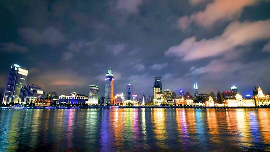 晚上的上海外滩黄浦江边延时
