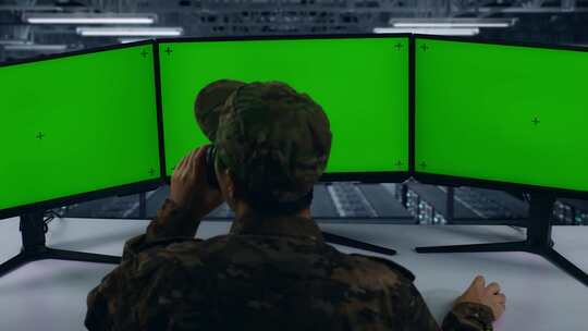 亚洲军队喝咖啡并在数据中心模拟多台电脑显