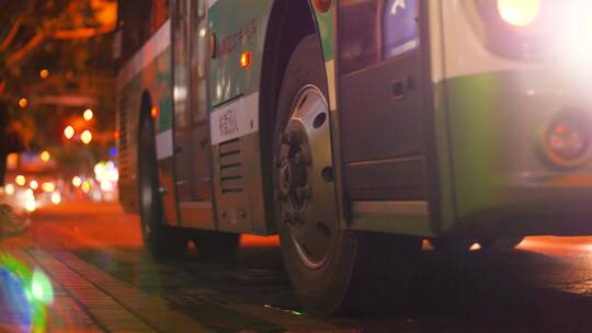 晚上下班等公交车回家，年轻人城市打拼4k视频素材模板下载