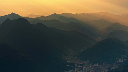 秦岭森林秋色夕阳