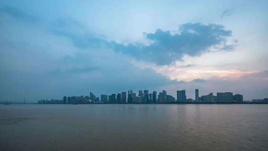 杭州城市天际线的昼夜延时