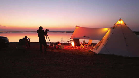 户外露营者日落时拍摄场景