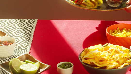 餐桌上的墨西哥食物